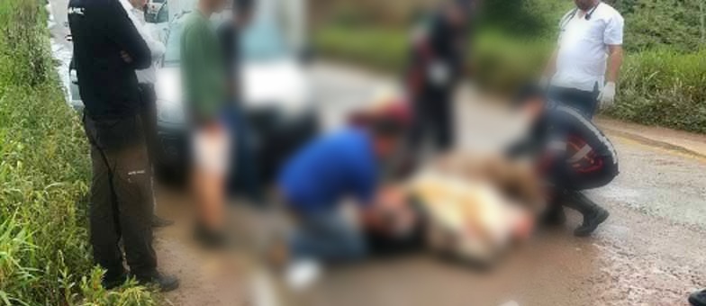 Mulher inabilitada é socorrida, após ter carro atingido por caminhoneta, na RO-133, em Machadinho, RO