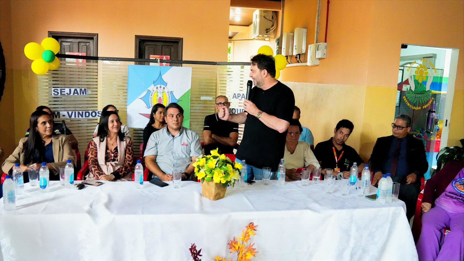 Alex Redano acompanha entrega de projeto na APAE de Ariquemes
