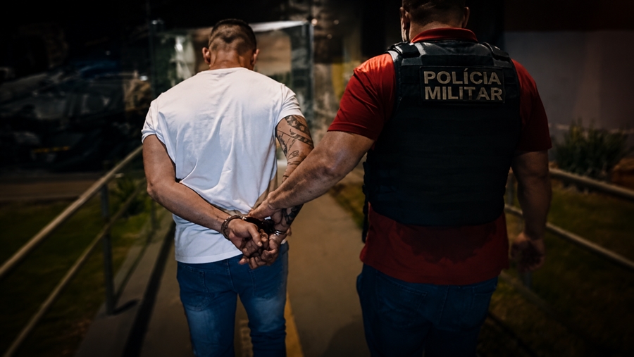 Força Tática recupera carro furtado, apreende armas e prende suspeitos