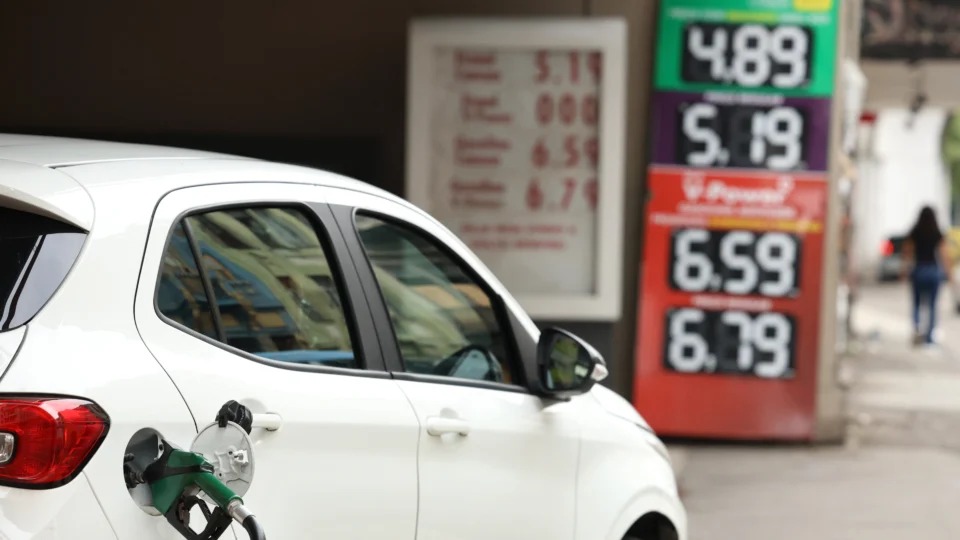 Gasolina: governo fixa apoio de R$ 0,44 e impõe novas regras ao setor