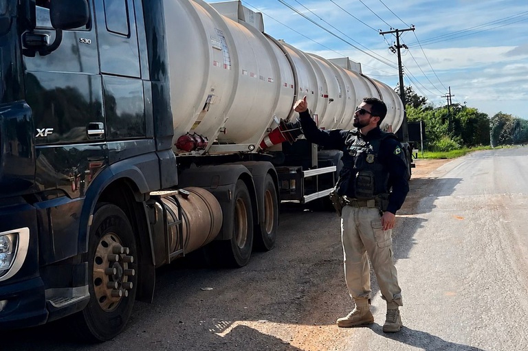 PRF realiza ação preventiva contra irregularidades em cargas perigosas