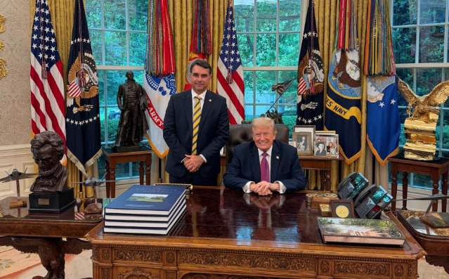 Visita de Flávio Bolsonaro a Trump gera repercussão política no Brasil