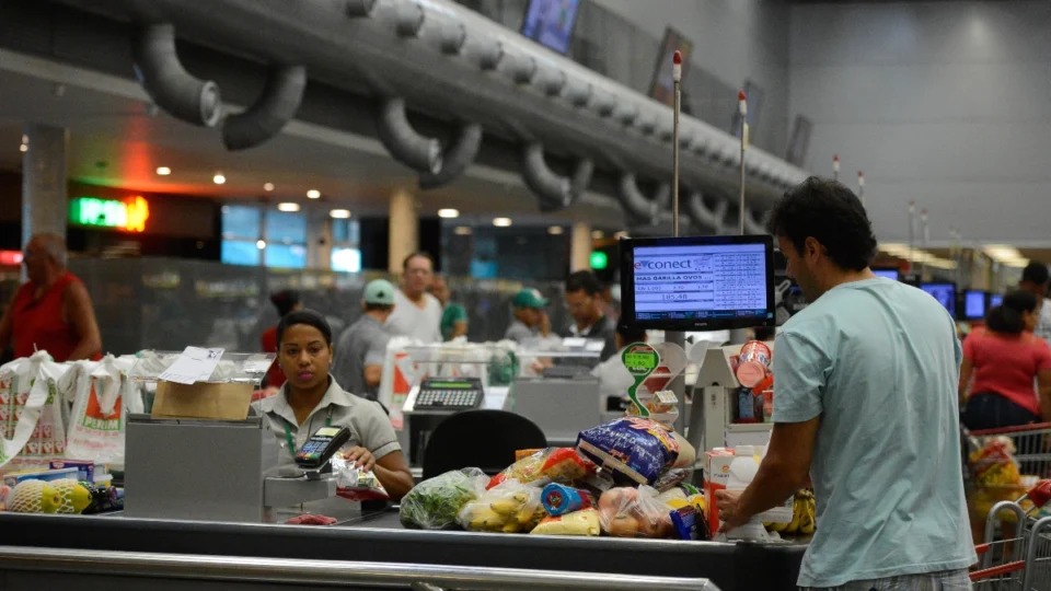 Custo dos alimentos dispara e prévia da inflação sobe em maio