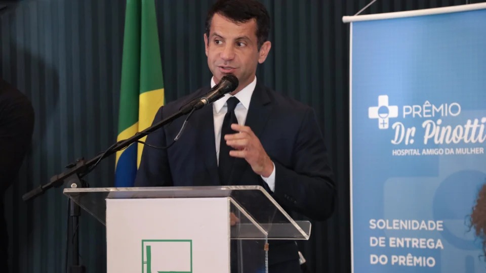 PEC do fim da escala 6x1 recebe apoio de PP e União Brasil