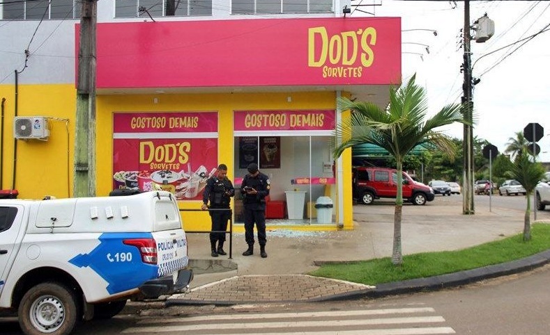 Ladrão explode porta da Dod’s Sorvetes no centro de Ouro Preto do Oeste, RO