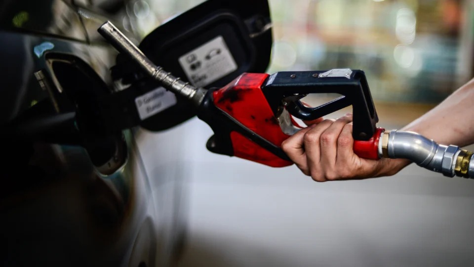 Gasolina sobe R$ 0,48 após anúncio da Petrobras, com apoio do governo Lula