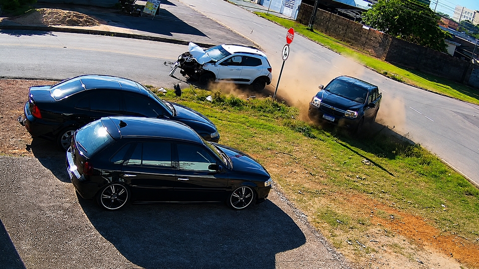 Câmera registra violenta colisão entre dois carros no bairro Nova Porto Velho, em Porto Velho, RO