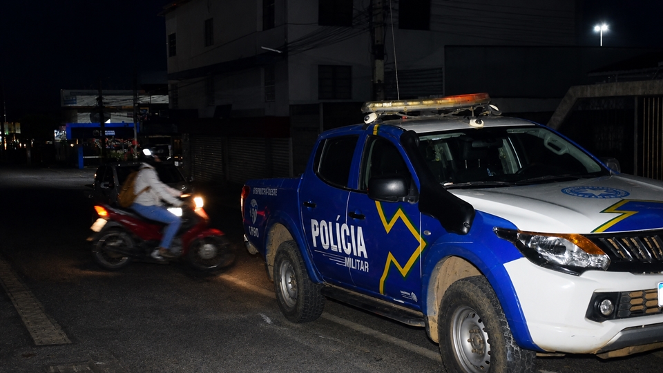Falta de energia gera transtornos e revolta de moradores na rua Rui Barbosa, em Cacoal, RO
