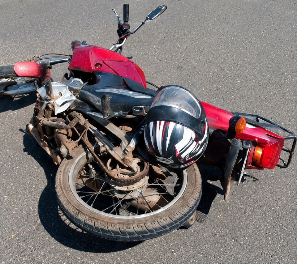 Motociclista fica ferido após colisão entre motos em cruzamento movimentado, em Cacoal, RO