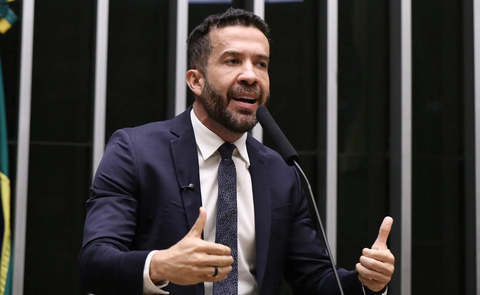 Grupo de aliados de Lula busca autoridades dos EUA para investigar Flávio Bolsonaro