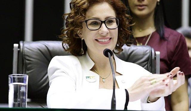 Ordem de prisão atinge jornalista condenado por difamar Carla Zambelli