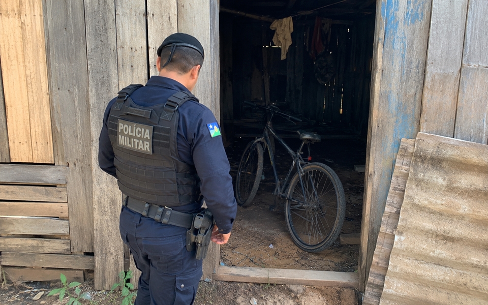 Bicicleta escondida em barraco abandonado é apreendida pela PM, em Cacoal, RO