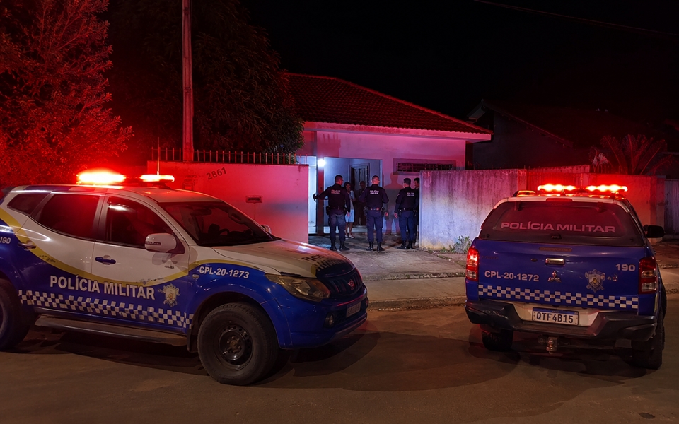 Homem é preso após mulher ser encontrada ferida e ensanguentada em residência, em Cacoal, RO