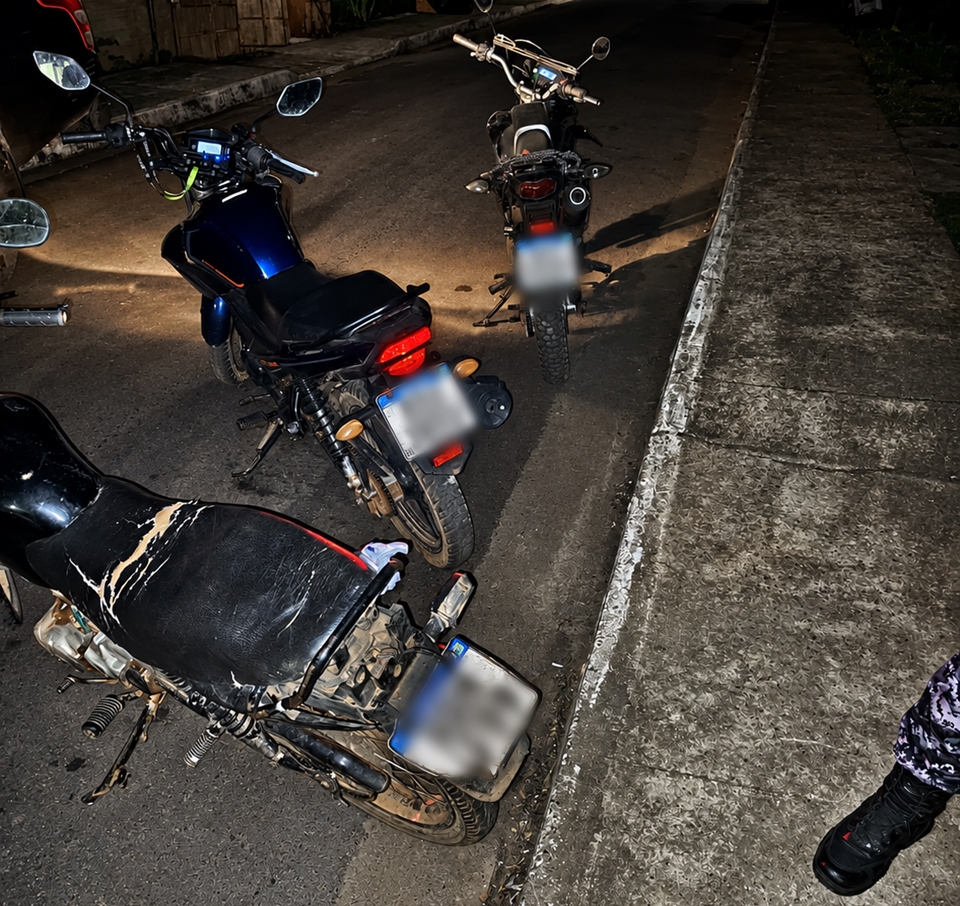 Motocicletas roubadas são recuperadas pela PM durante operação em residência suspeita, em Cacoal, RO