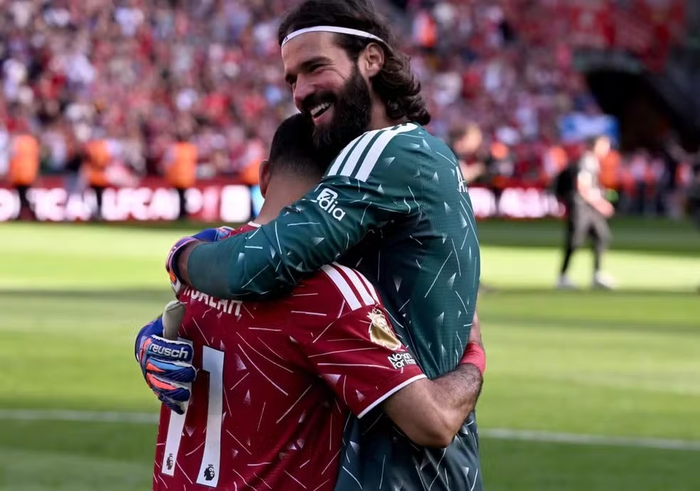 Há oito anos, Salah brilhou com dois golaços no último duelo contra Alisson