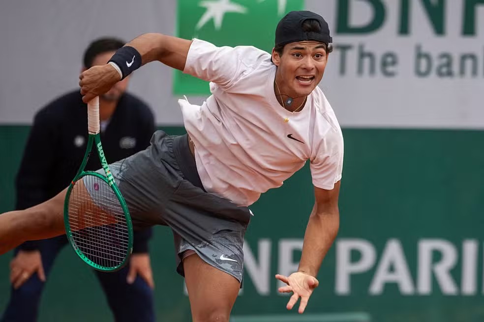 Brasileiro Guto Miguel vence Roland Garros e entra para a história do tênis juvenil