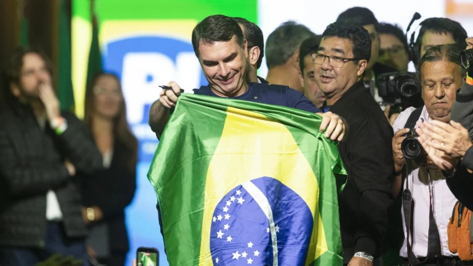 Flávio Bolsonaro estreia jingle com tom político e oposição a Lula