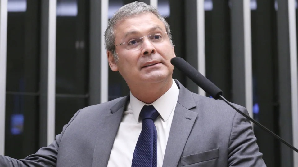 Lindbergh levanta hipótese de implicações legais para Eduardo Bolsonaro