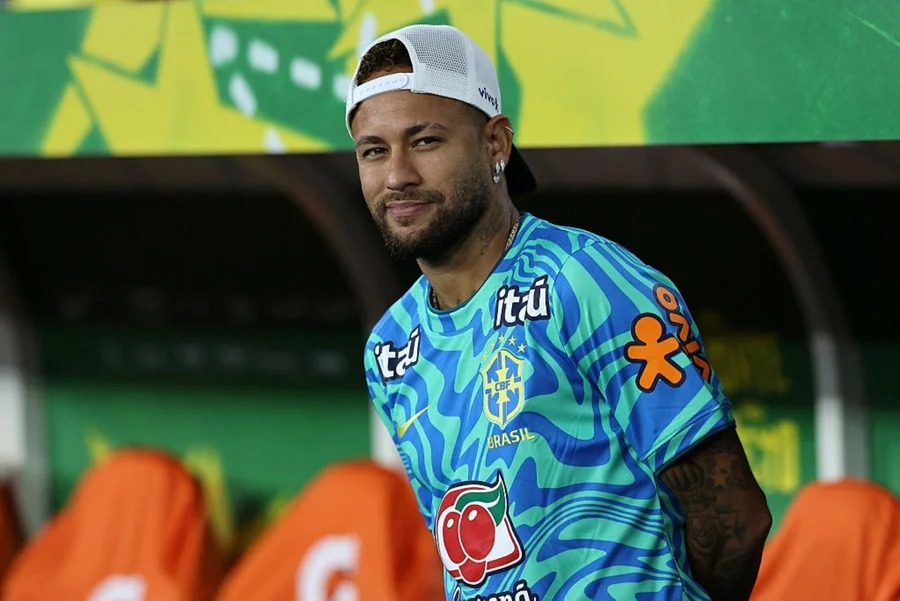 Neymar é avaliado e aguarda confirmação para entrar em campo