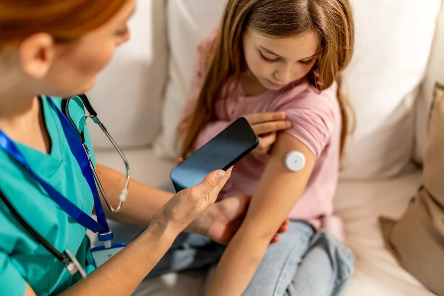 Uso de tecnologia no controle do diabetes pode gerar efeitos na pele de crianças