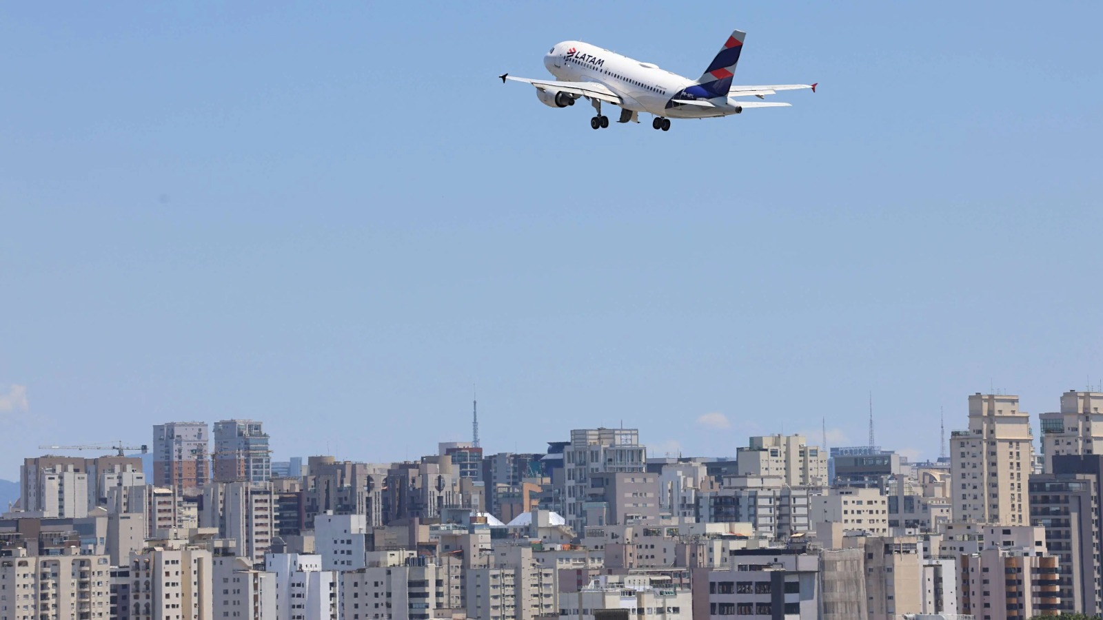 Latam ajusta malha aérea e reduz voos após aumento do preço do querosene