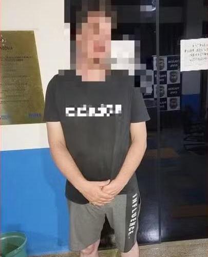 Motorista acaba detido ao tentar furar bloqueio e atingir policial