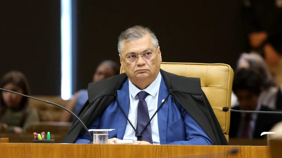 Ministro Dino aplica penalidade diária por irregularidades em emendas Pix