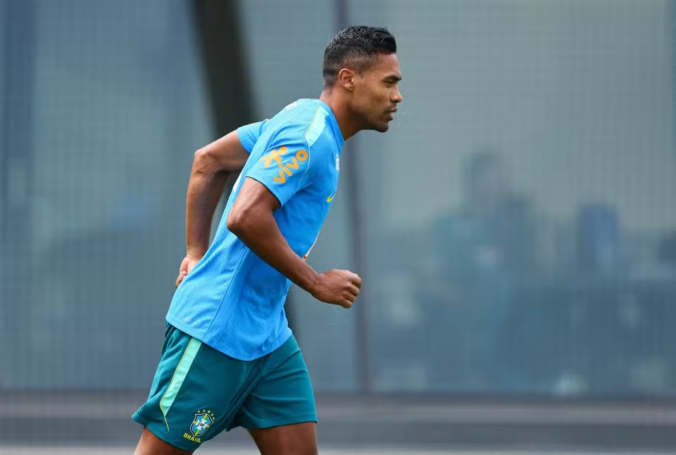 Seleção deve ter Danilo e Alex Sandro nas laterais na estreia da Copa