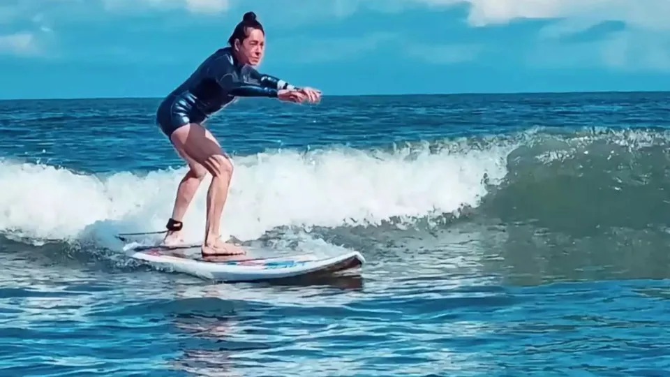 Christiane Torloni estreia no surfe aos 69 anos e celebra aprendizado