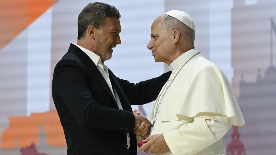 Em evento com o Papa Leão XIV, Antonio Banderas comove a plateia