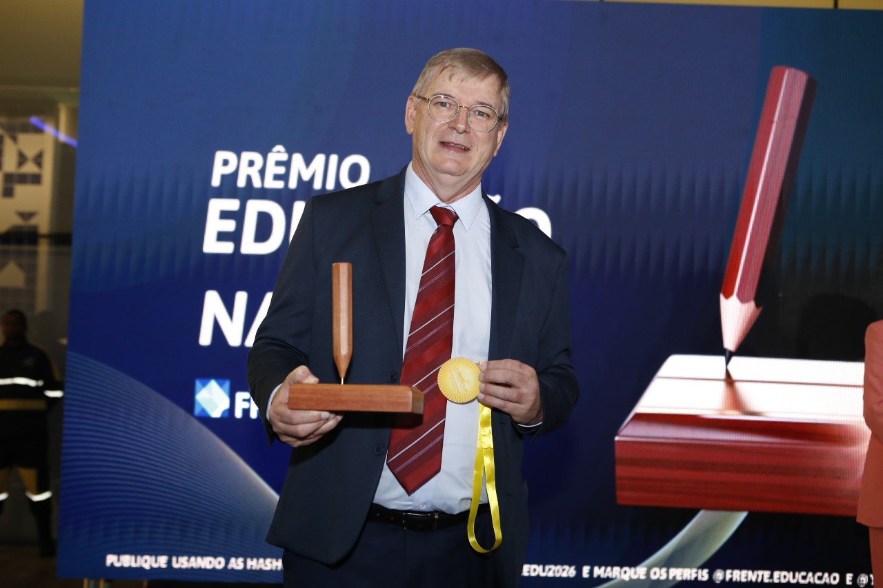 Educação brasileira reconhece coordenador da OBAFOG com prêmio