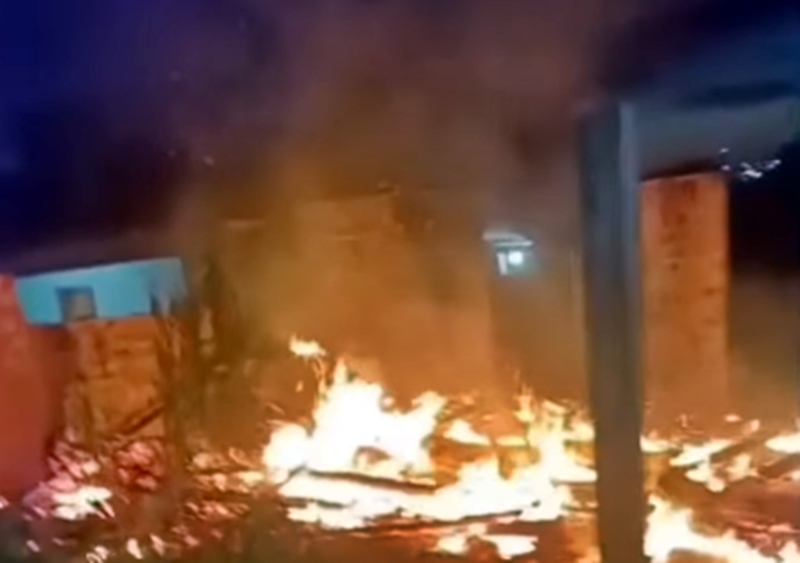 Suposto fumódromo é destruído por incêndio, durante a madrugada em Cacoal, RO