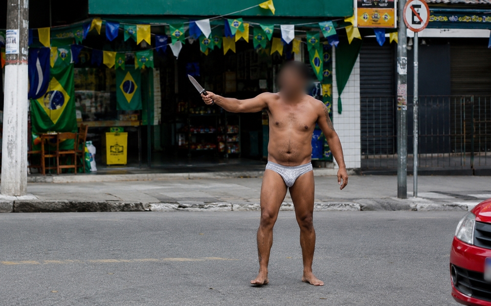 Homem vestido apenas cueca, é detido após ameaçar pedestres e comerciantes com faca em Ouro Preto do Oeste, RO
