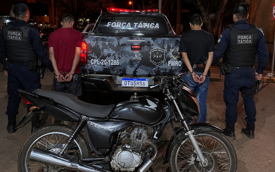 Motocicleta roubada é recuperada pela PM e dois suspeitos são presos, em Ministro Andreazza, RO
