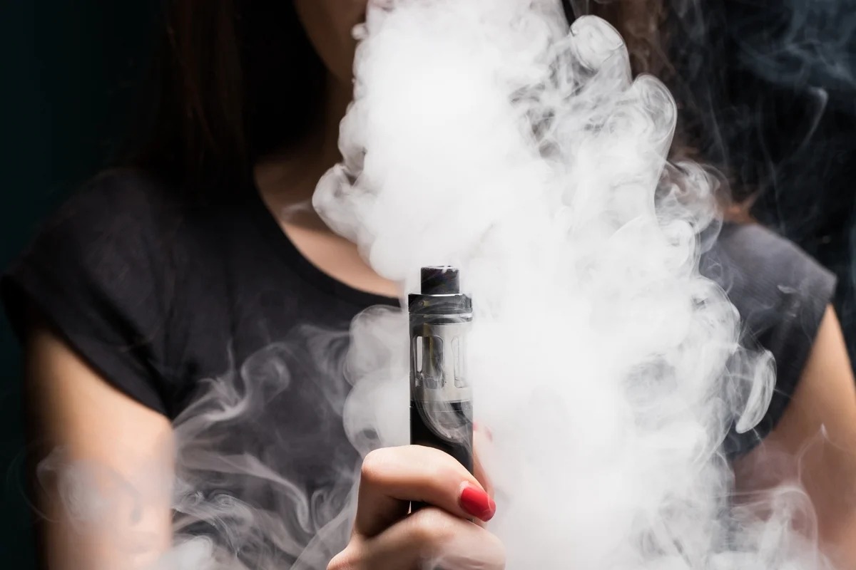 Estudo associa uso de vape com efeito gelado a alterações cardíacas