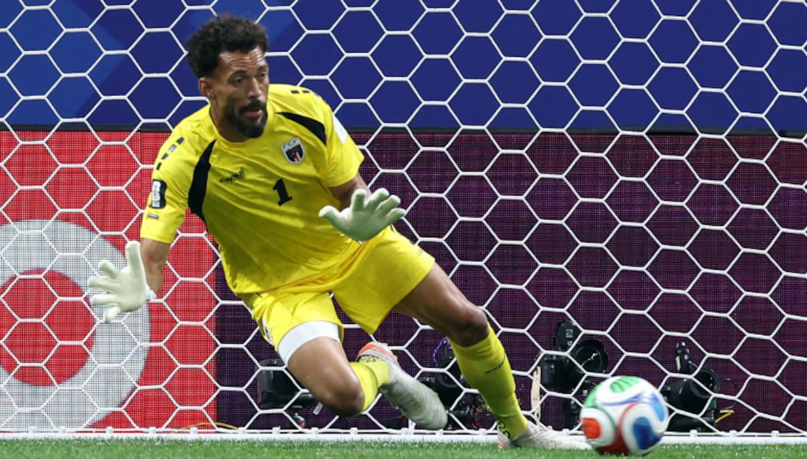 Goleiro Vozinha chama atenção após atuação contra a Espanha e origem curiosa do nome