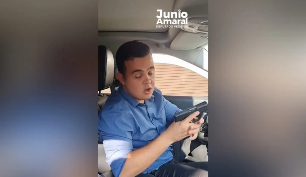 Em vídeo, deputado do partido de Bolsonaro saca arma e diz ‘esperar’ Lula