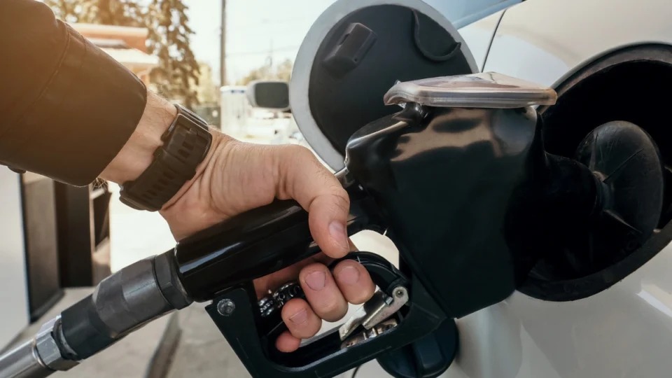 Comércio registra queda em abril puxada por combustíveis