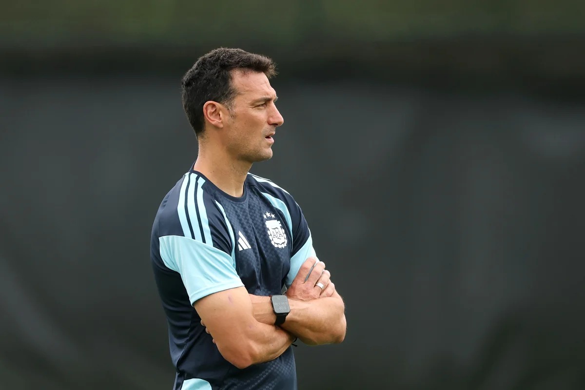 Técnico argentino responde com cautela após fala de Ancelotti
