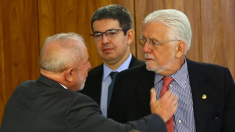Lula avalia permanência de Jaques Wagner no governo após operação da PF
