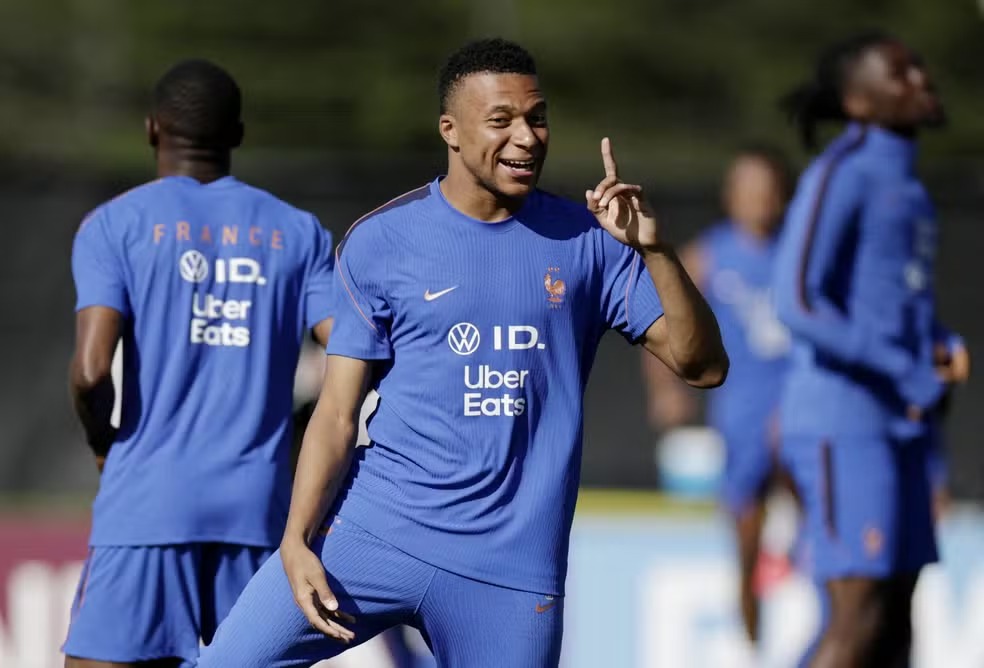 Mbappé trata disputa com Messi e faz elogios ao craque argentino