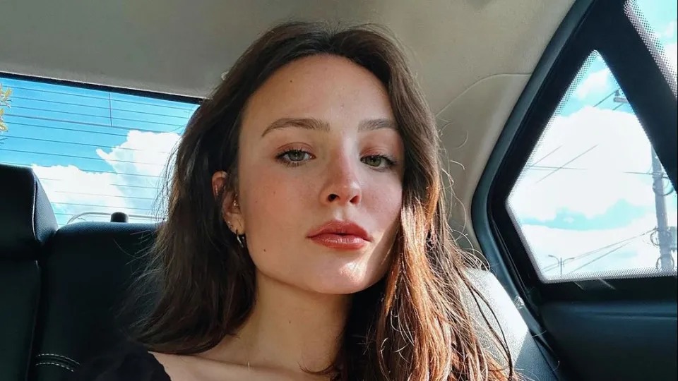 Larissa Manoela afirma que não está grávida