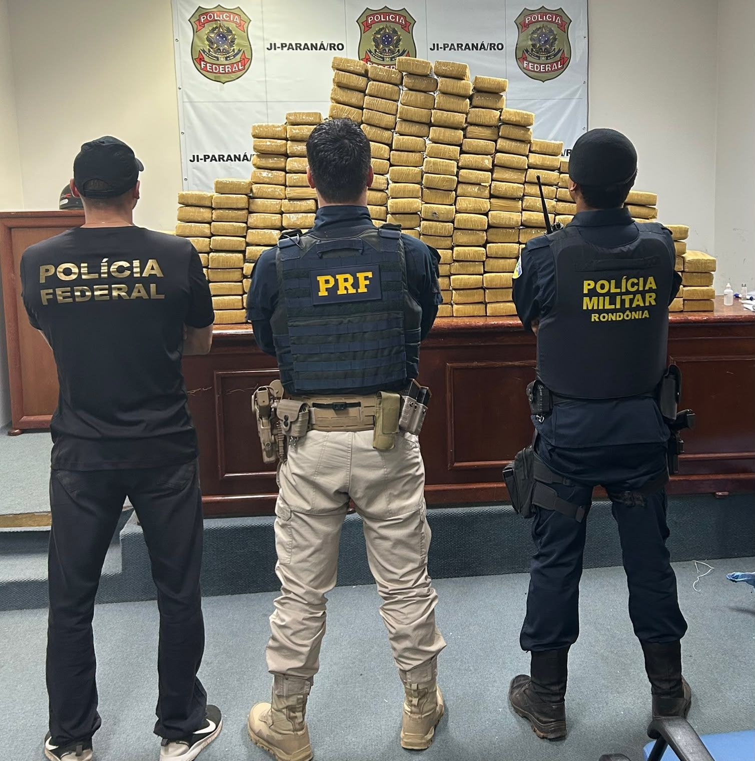 PRF e PMRO realizam apreensão de mais de 200 kg de entorpecentes em RO