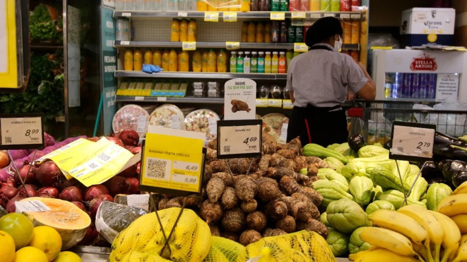 Inflação de alimentos e luz pressiona bolso dos brasileiros, diz IBGE