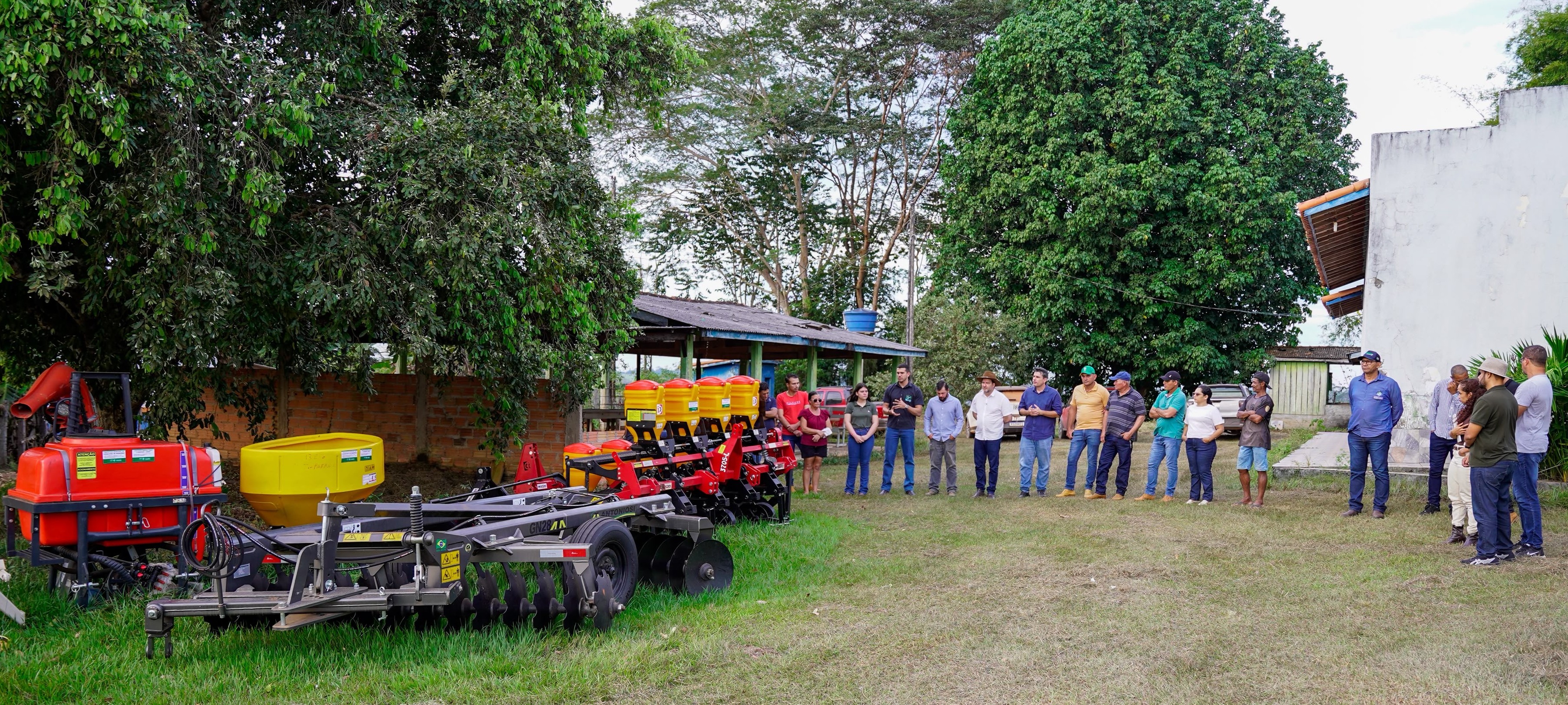 Alex Redano beneficia produtores com implementos agrícolas em Primavera