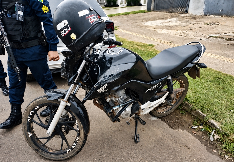 Motocicleta furtada em Pimenta Bueno é recuperada pela Polícia Militar no Centro de Cacoal, RO