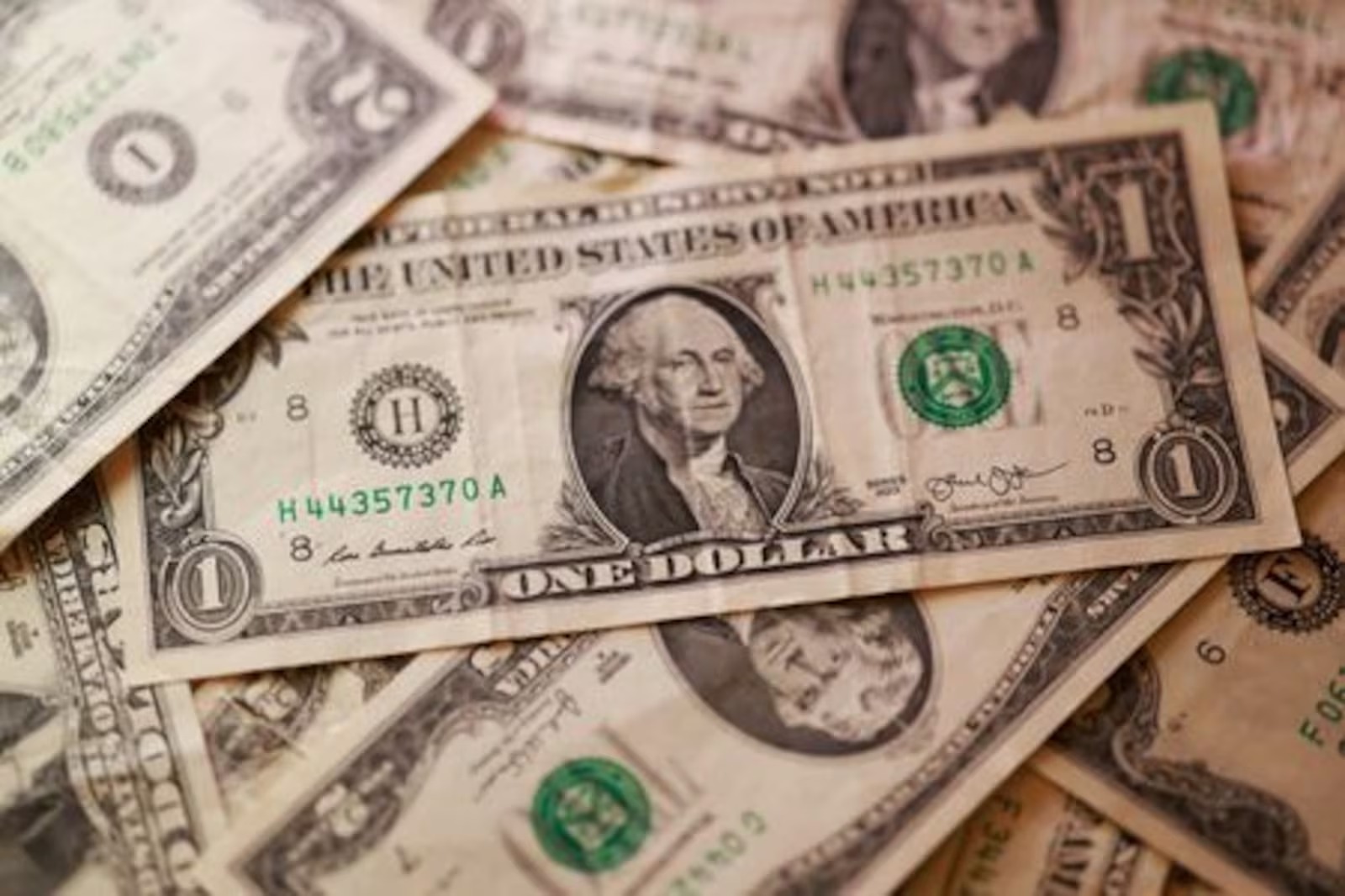 Dólar tem leve baixa e termina semana sem grandes variações