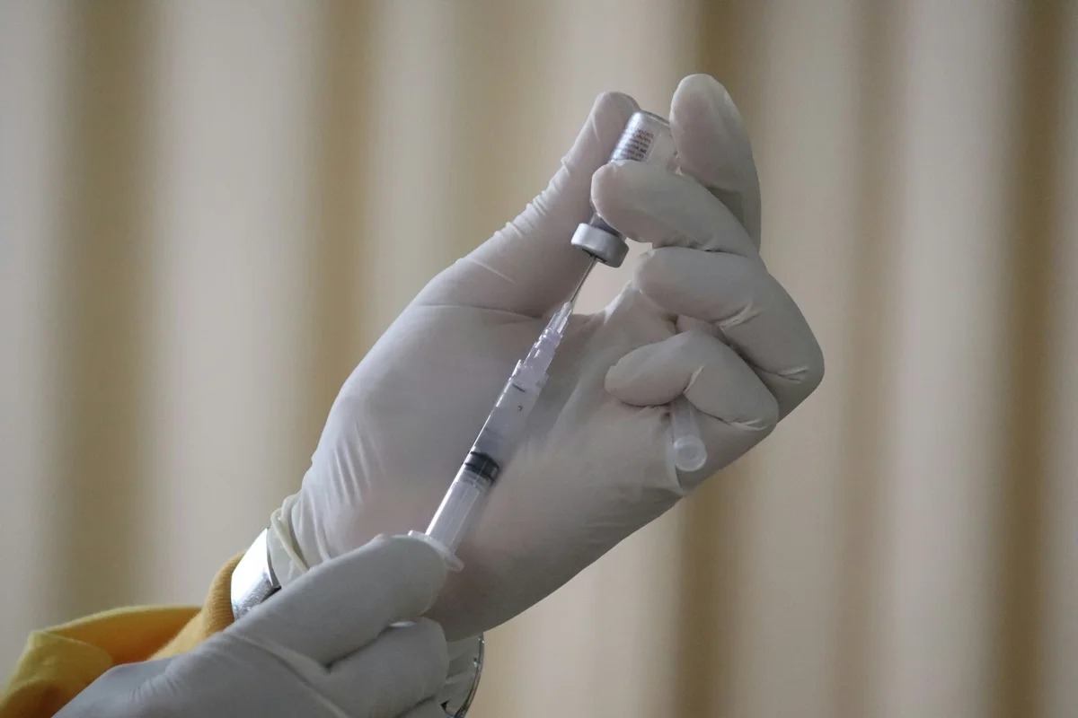 Vacina da gripe é atualizada todo ano a partir da vigilância do vírus influenza