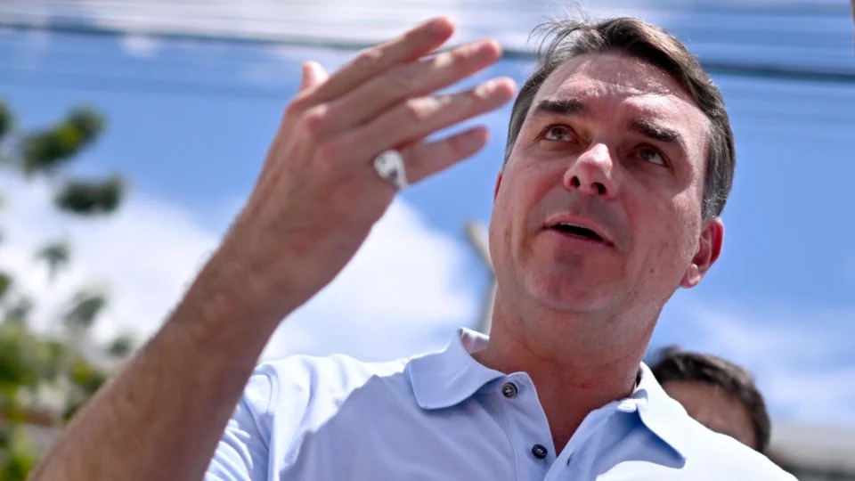 Flávio Bolsonaro faz comparação entre Brasil e países latino-americanos