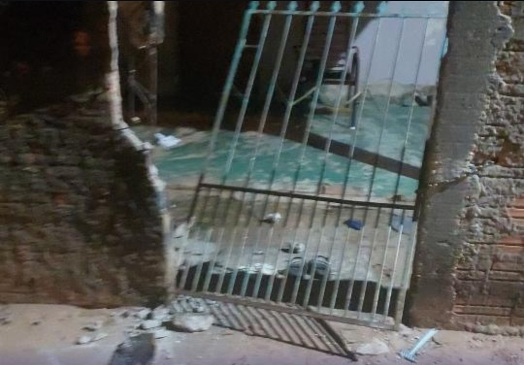 Homem é preso após ameaçar matar ex-companheira e danificar portões da casa dela